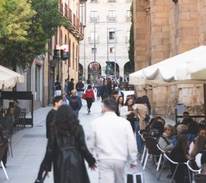 Gente paseando cerca de Las Bravas de Mario